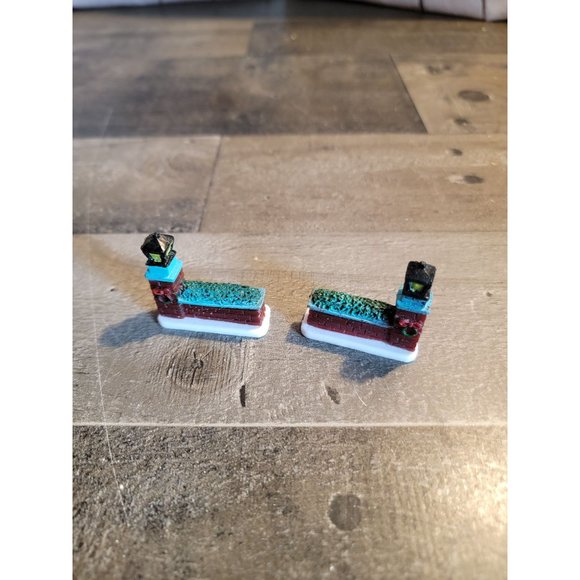 Hedges Wall Street light wreath xmas village accessory set - Picture 2 of 5